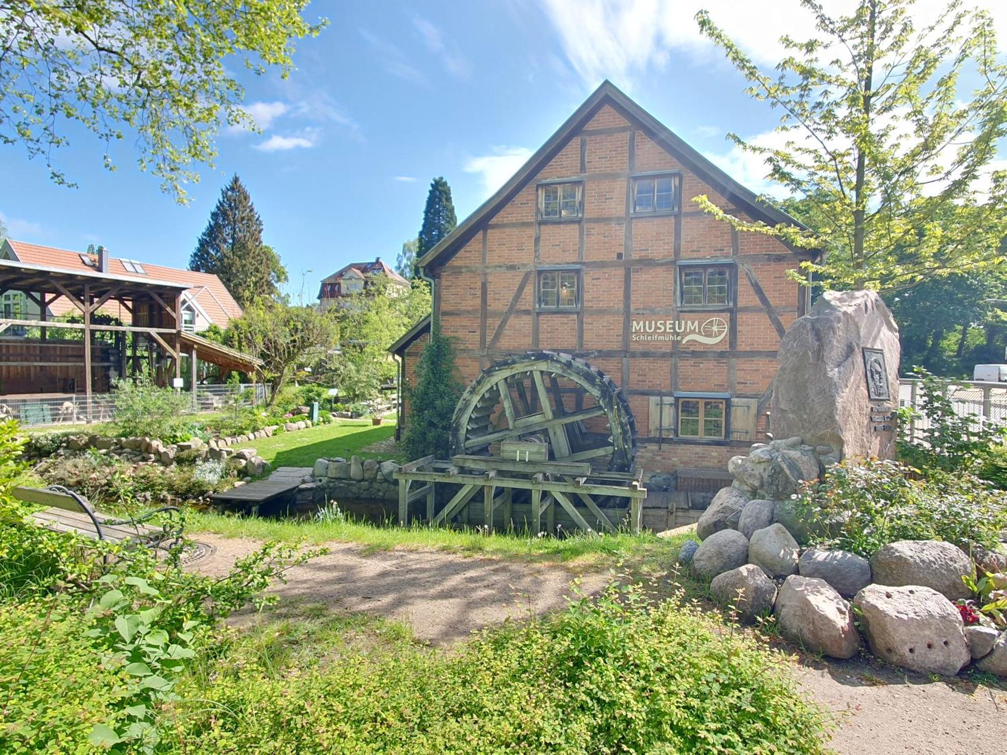 Neumuhler Hof: Stylish Lenia With Free Parking Apartment *